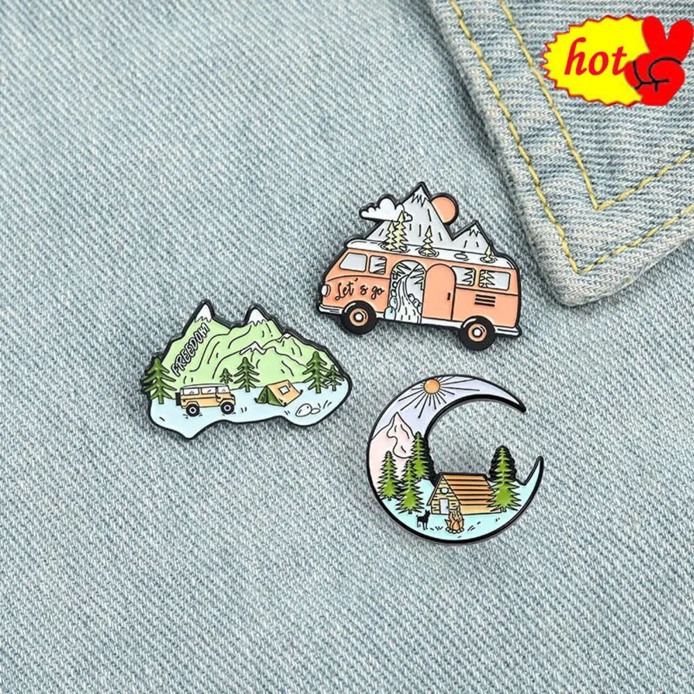 Scenic Map Moon Shaped Bus Peak Brooch Emalj Pin Jacket Personlighet Tillbehör Vänner och barn Söt present Diy Hat