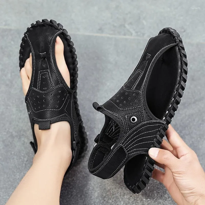 Sandaler hål ut män avslappnade sommarskor non-halp utomhus 2024 läder strand cool klassisk manlig bekväm loafers