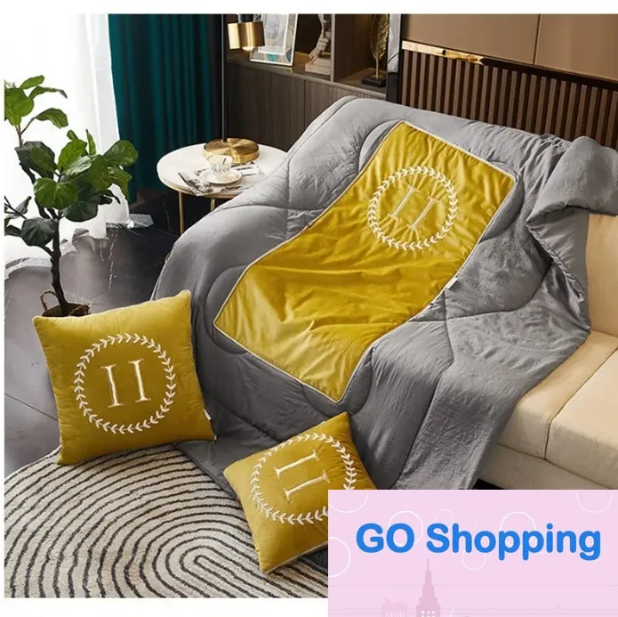 Fashion Letter Blankets Luxury Cushion Designer Decorate Bolster Luxurys Designers Cushion Blanket Pillow Home Decor Expenses Four Seasons Wholesale