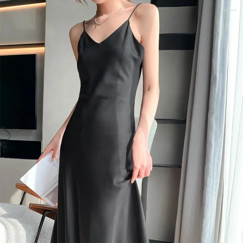 Casual Dresses Women Mid-Längd Satin Slip Dress Solid Color V Neck Spaghetti Strap Bottomkjol Sexig Sleeping Nightwear