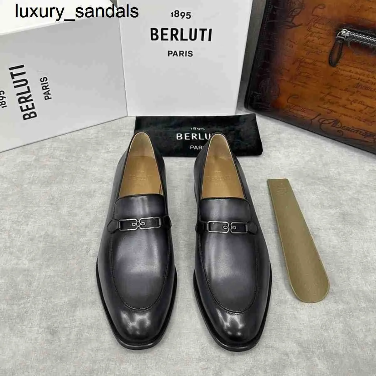 Berluti 비즈니스 가죽 신발 Oxford Calfskin Handmade 최고 품질의 색상을 닦은 1 단계 Lefu 금속 버클 신사의 CasualWQ