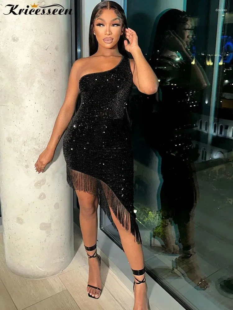 Robes décontractées Kricessee Sexy Black One Épaule Paillettes Gland Hem Robe Midi Femmes Sans Manches Irrégulière Anniversaire Clubwear Tenues