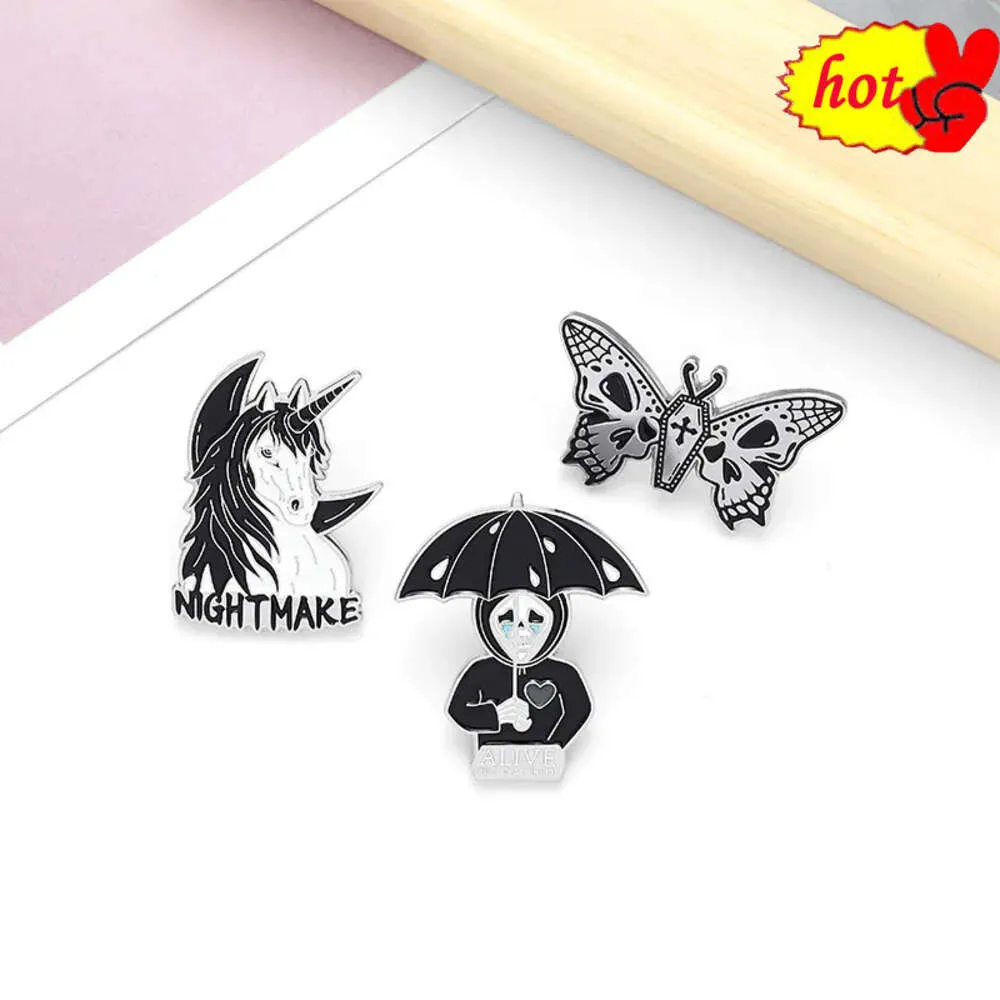 Hot Lapel Pins Butterfly Skeleton Man Black Horse Brooches for Women Men Wear Hat Glasses Sitting Small Pet Animal Party Casual Brooch Pin Gift