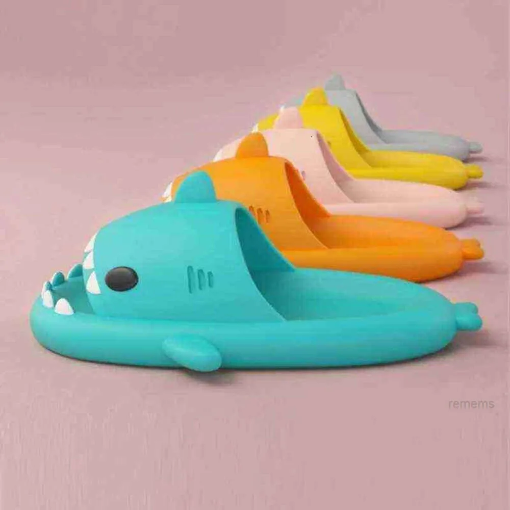 Pantoufles Femmes Pantoufles Diapositives Sandales De Plage Filles Pantoufles D'été Belle Forme De Requin Dessin Animé Couples Antidérapant Doux Maison Bain