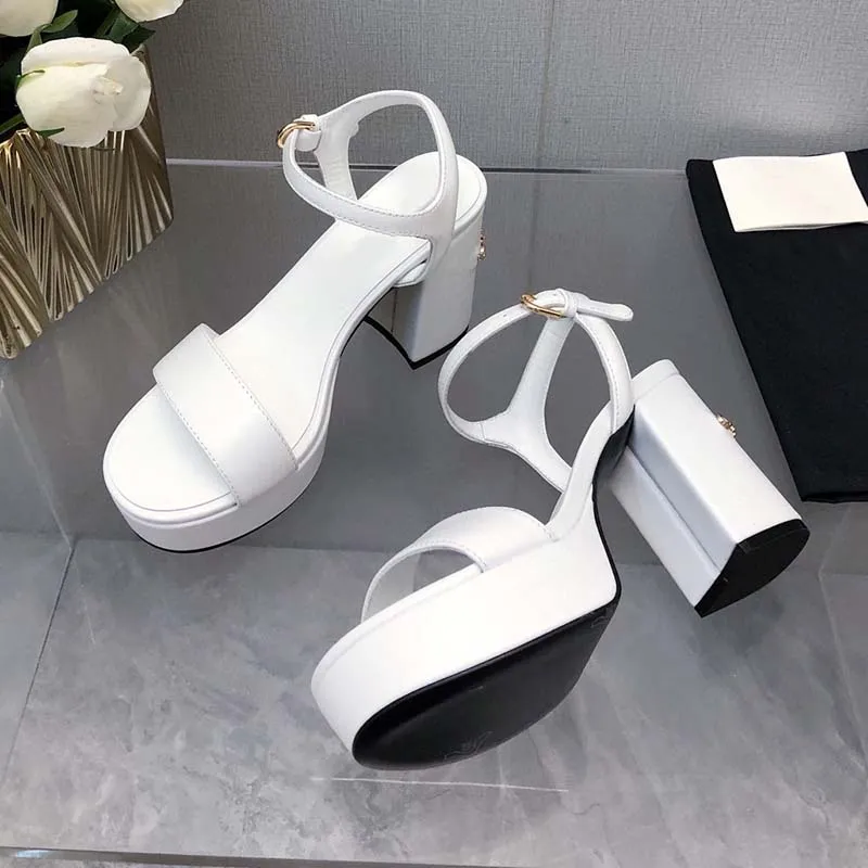 Designer Womens High Heel Sandals Leather Party Fashion Metal Double Buckle Summer Designer Sexig Peep-Toe Womens Chunky Heel Dress Shoes High Heels 35-42 med låda