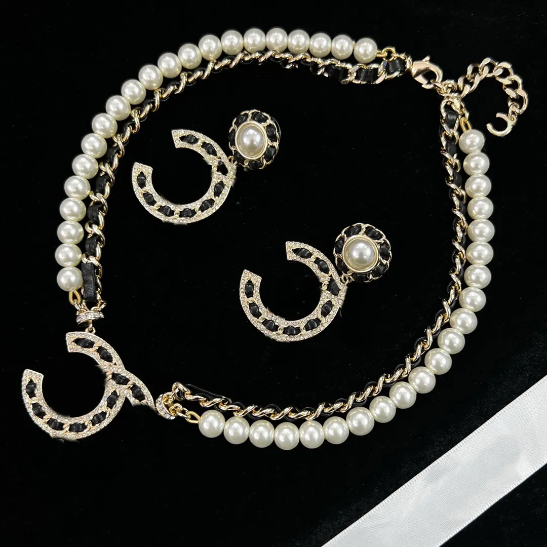 Perlenleder, doppellagig, gewebt, kleine Halskette mit kleinem Duft, europäisch-amerikanischer leichter Luxus, Doppelbuchstaben-Anhänger im Prominenten-Stil, Ohrring, klassisches Schmuckset, Geschenk