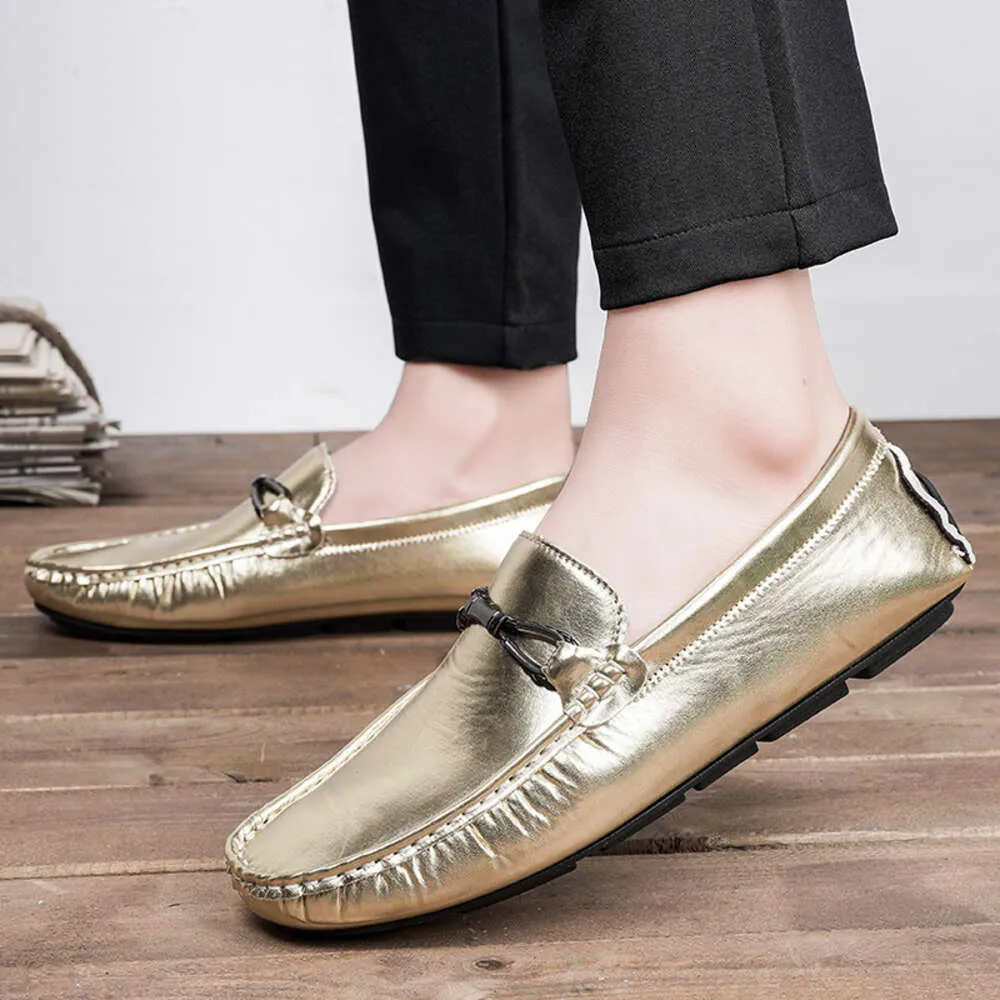 Moda ouro casual masculino couro elegante brilhante deslizamento-on homem mocassins na moda macio e confortável sapatos planos mocassins