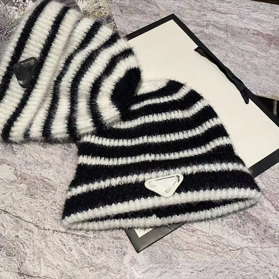 Berretti firmati unisex Nuovo cappello lavorato a maglia in bianco e nero Peluche a strisce Coppia Triangolo Etichetta P Cappello freddo Cappello coreano Autunno e inverno