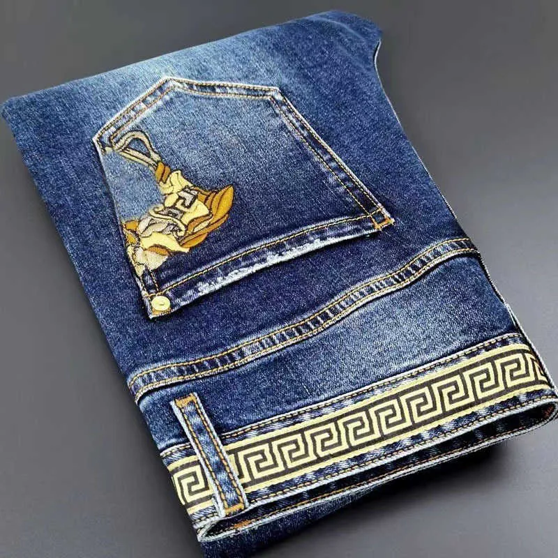 メンズジーンズのデザイナープラスメンズメデューサ刺繍ズーガー贅沢ストレートレッグパンツメンファッションヴィンテージカジュアルジッパーアクセスデニム高品質B9m