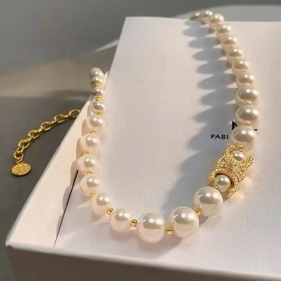 Designer Trend Feminino Colar de Pérolas Gargantilha Pingente Corrente Cristal 18K Banhado A Ouro Latão Cobre Letra C Colar Declaração Acessórios de Joias Nunca Desbotam