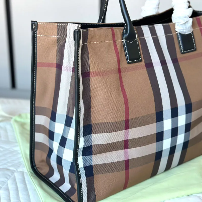 Fashion Designer bag High quality new color new plaid can hold size45X32cm shopping bags Hand-held crossbody bag