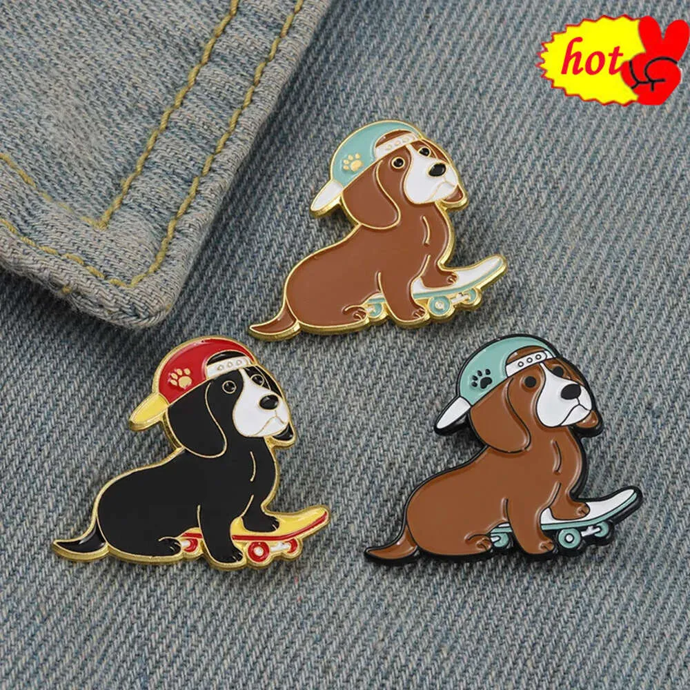 Broches esmaltados para cães brincando de skate, animais fofos, emblema, mochila infantil, broche de ícone, acessórios de joias unissex, gif