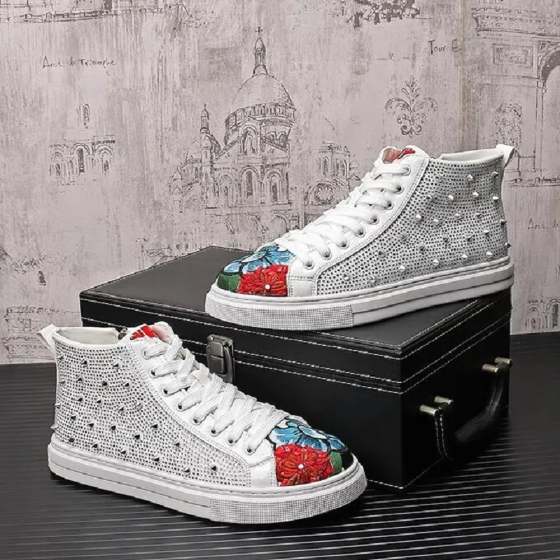 High Tops Shoes Men New Fashion Shoes Korean Version Personality Embroidered Rivets Casual Shoes Men Rhinestone Board Shoes 10A28