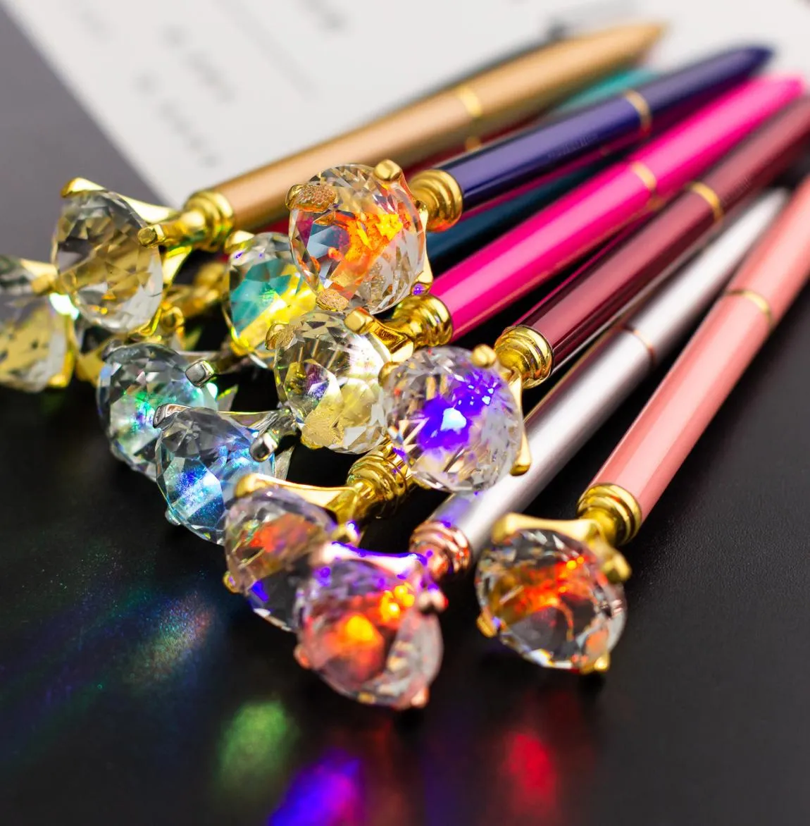 7 colori LED Flash Light Penna a sfera con diamante grande Penna regalo Penna a sfera Festa Romanzo Regalo Bomboniera di Natale WJ0994340248