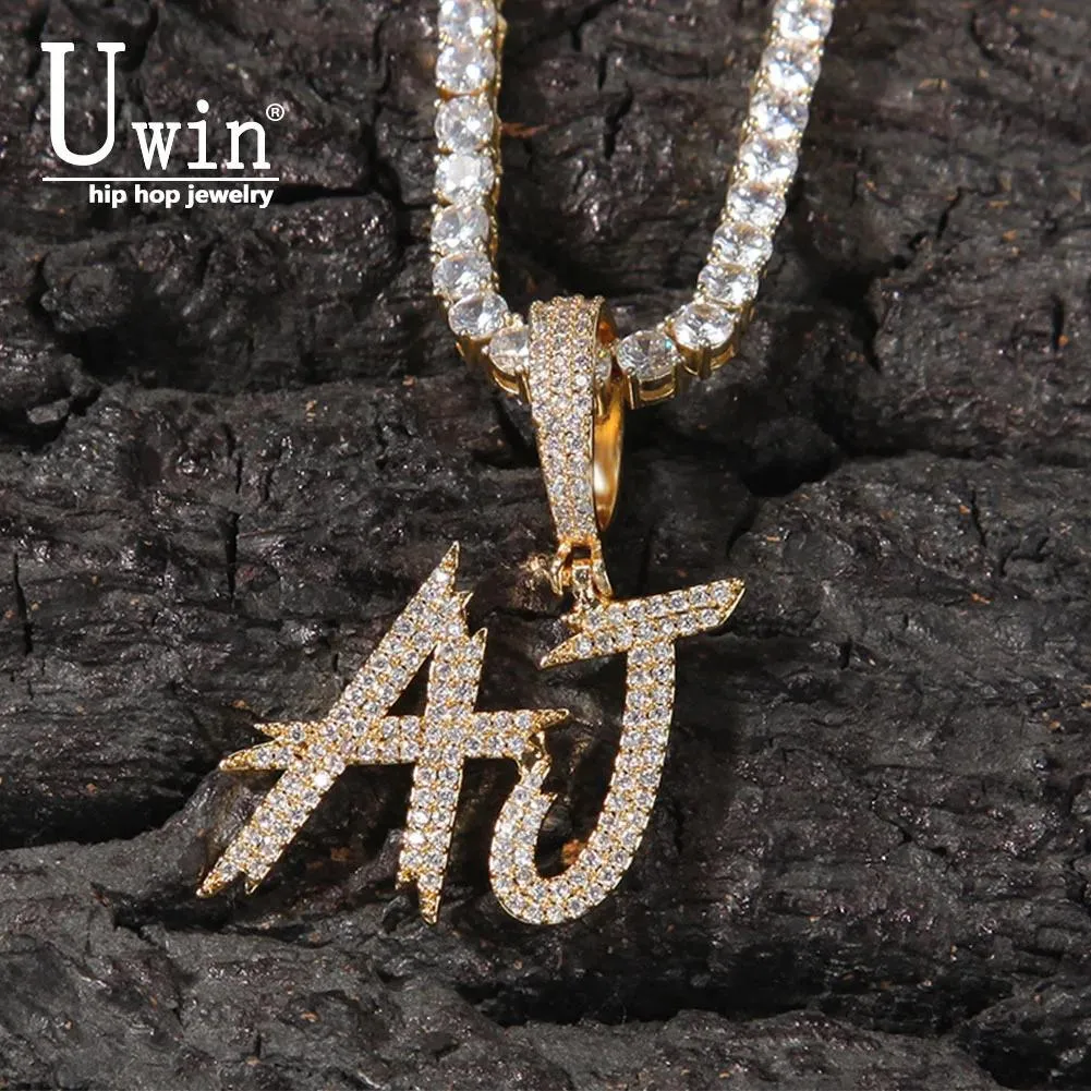 Kettingen Uwin Brush Letters Aangepaste naam kettingen Initial Gepersonaliseerde Iced Out CZ Cursieve letters AAA Zirkonia Hanger Sieraden