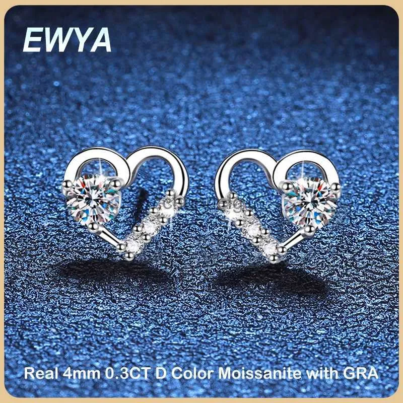 Stud EWYA Novo em 0.3CT 4mm D Cor Moissanite Brincos para Mulheres Festa 925 Sterling Silver Pass Diamond Test Heart Shape Brinco YQ240110