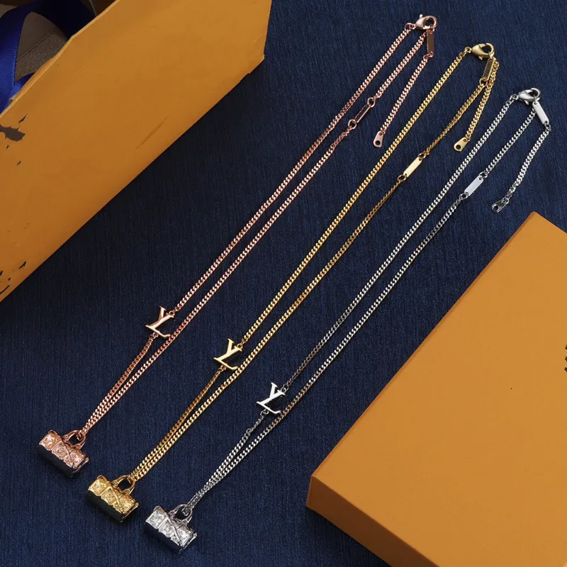 Avec une boîte Femmes Luxury Designer Collier Pendante Chaîne Pendante 18K Colliers de lettres en acier inoxydable à l'or