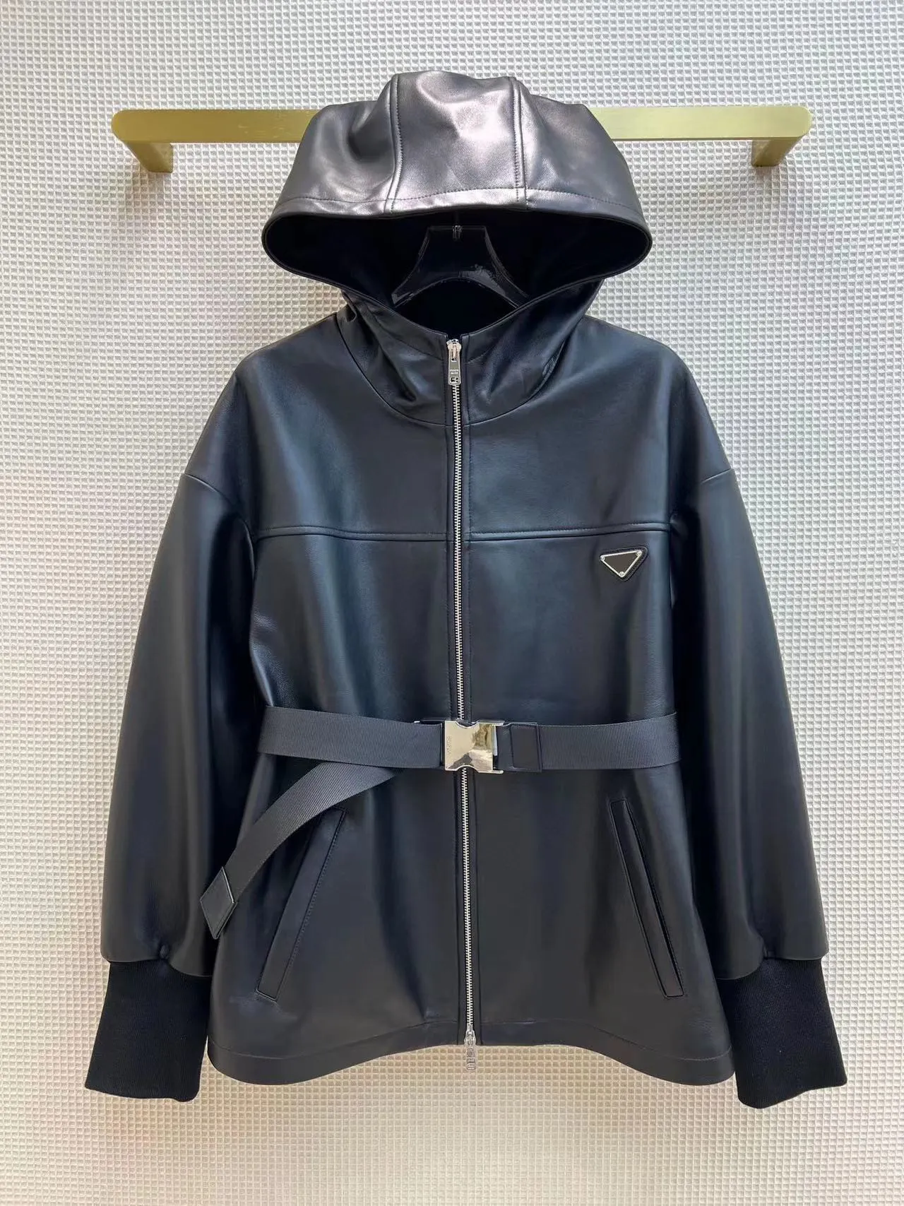 Дизайнерский 23SS треугольный лейбл женский из меха и искусственного меха модный кардиган на молнии с капюшоном черное кожаное пальто с металлическим поясом