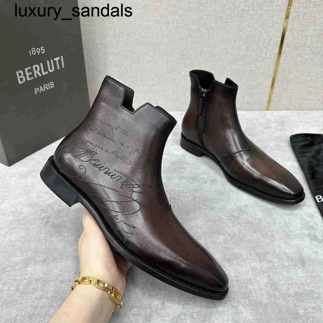 Berluti Business Leather Shoes Oxford Bezerro Feito à mão de alta qualidade Scritto estampado estilo inglês Chelsea botas escovadas cavalheiros botas curtaswq