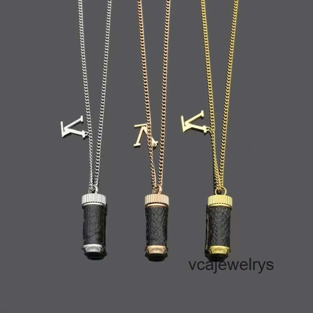 Designer Couple V Necklaces 2024 Luxury Iron Perfume Bottle Pendant Jewelry