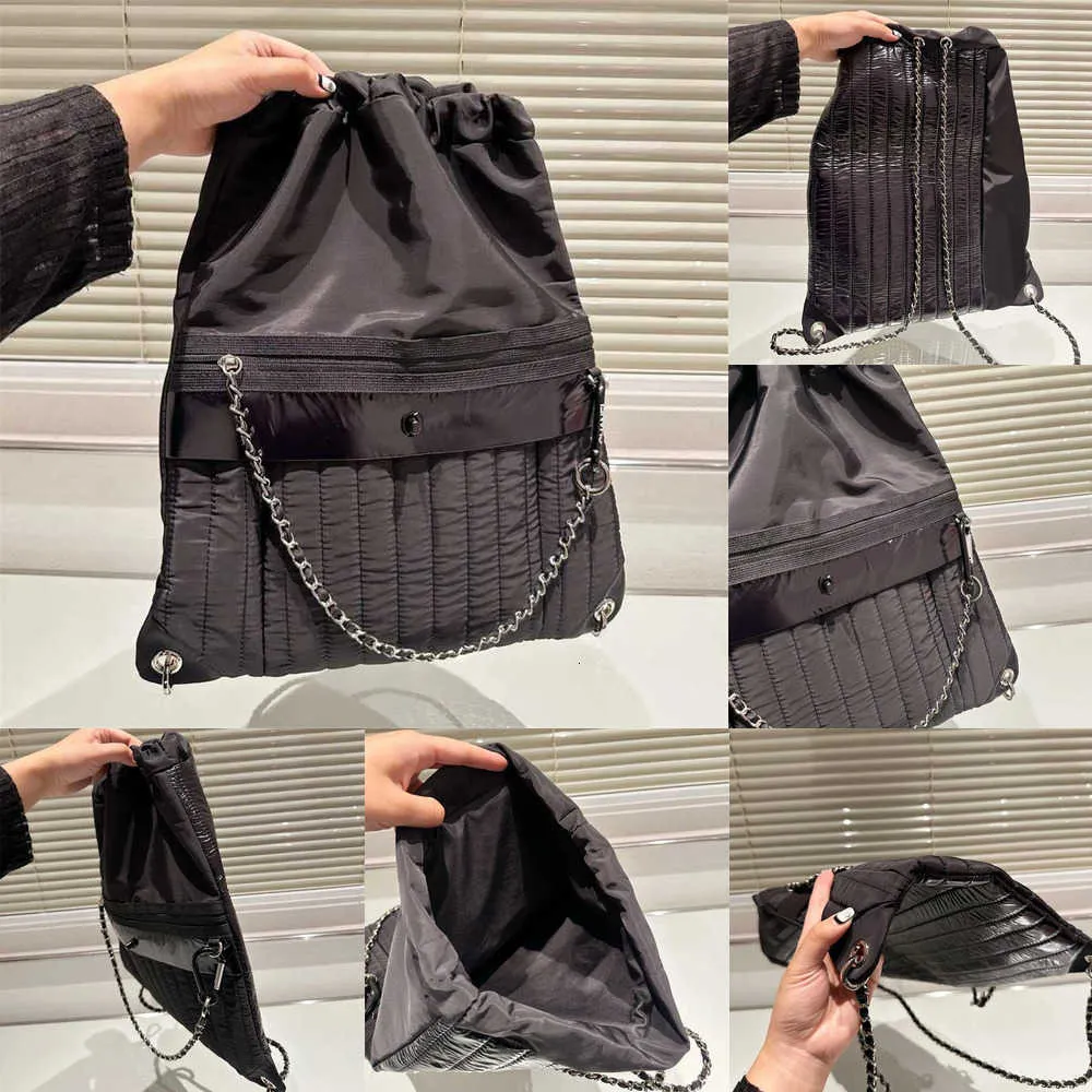 Boka kvinnor handväskor kedja ryggsäckar designers väskor damer mode bokväskor axel all-match stora kapacitet bakpaket på tygväska 2024