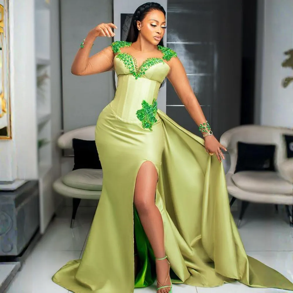 Abiti da ballo Aso Ebi verde chiaro Collo trasparente Maniche lunghe Perline Abito da sera formale con spacco alto per le donne della Nigeria Occasioni speciali Abiti da festa di compleanno NL443