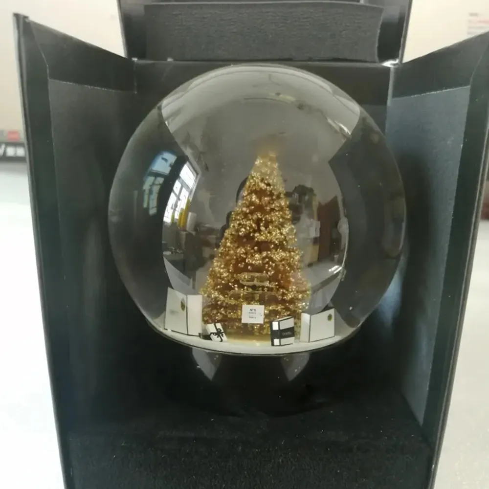 Palla di neve in edizione CClassics da 3 pezzi con albero di Natale dorato all'interno della sfera di cristallo per un regalo VIP speciale per un compleanno