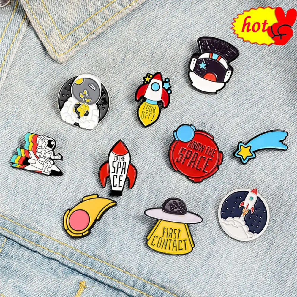 Astronaut Planet Alien UFO Emaille Pins Frau Mann Cartoon Wirbellose Baum Knospe Blätter Kinder Mode Broschen Denim Revers Abzeichen Je