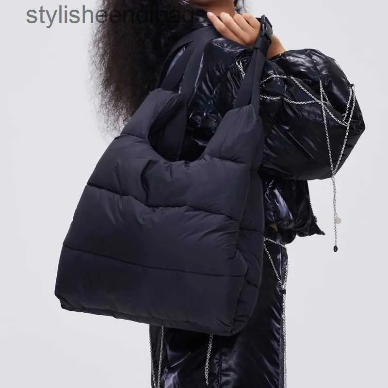 Shoulder Bags Fashion V Design Padded Shoulder Bags Designer Quilted Women Handbags Nylon Down Cotton Crossbody Bag Large Puffy Purse 2023stylisheendibags