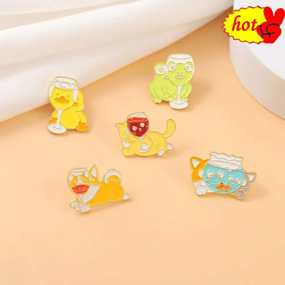 Becher Rotwein Katze Frosch Emaille Pins Cosplay Abzeichen Rucksack Stoff Denim Anstecknadel Schmuck Geschenk Comic Verwandte Produkte