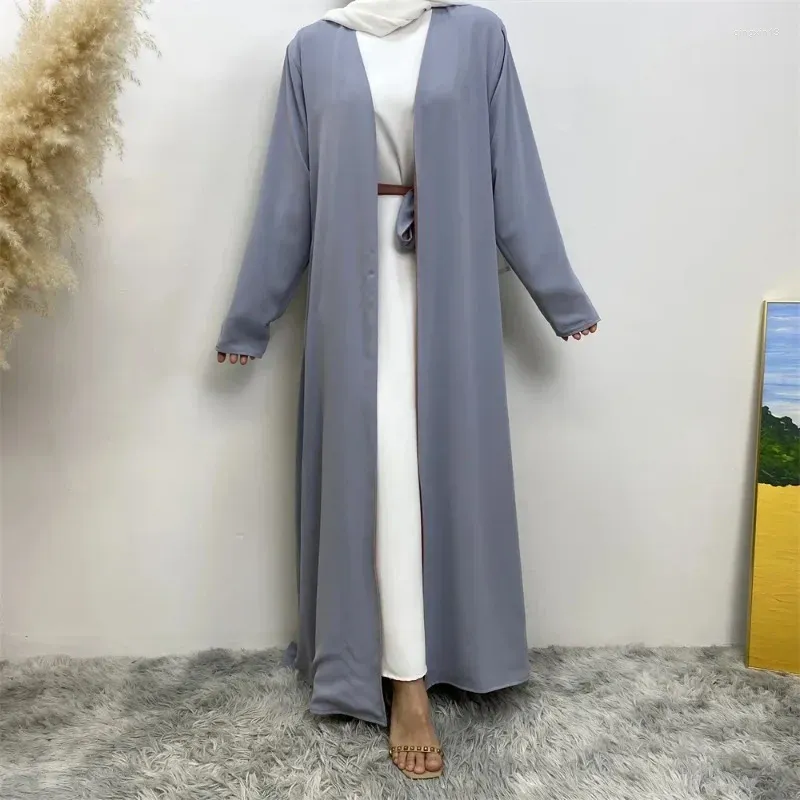 エスニック服の両側は女性のためにアバヤを着用しますヒジャーブイスラム教徒の女性フルドレス