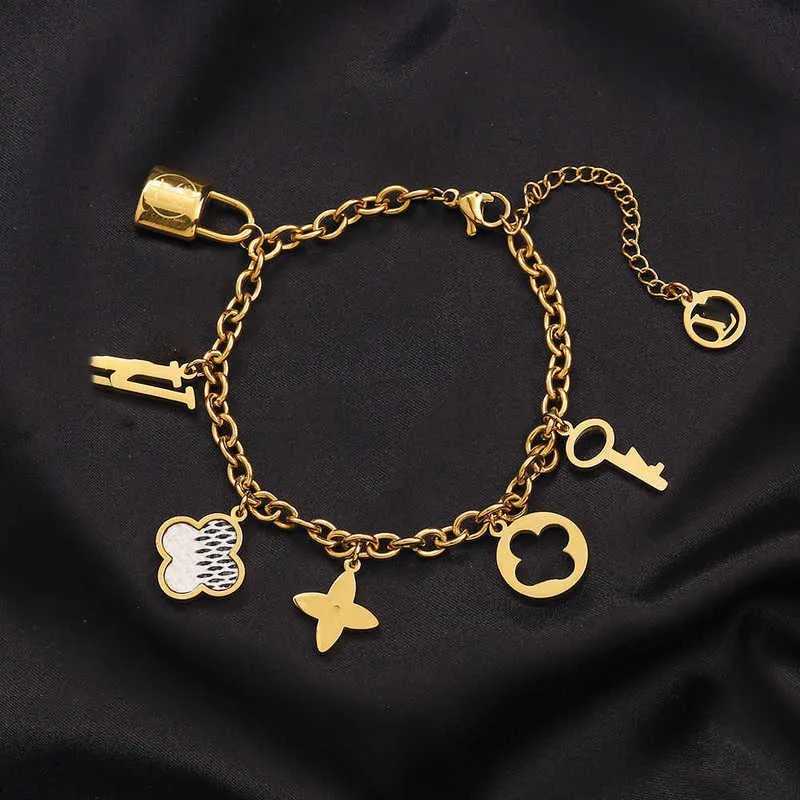 Designer Charm Bracelets Multi Pendentif Lettre Titane Acier Plaqué Bracelet Non Fading Collier Bijoux Ensemble Pour Bijoux Haut De Gamme À La Mode Pour Femmes