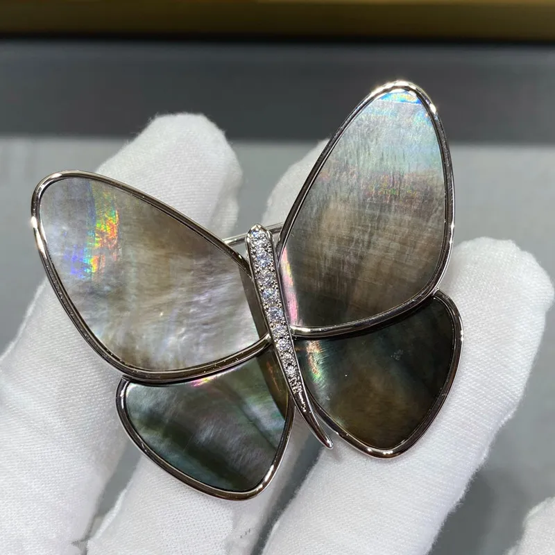 Designer Seiko V Spilla a farfalla grigia naturale in oro CNC Alta edizione Spilla a tutto tondo liscia Accessori per gioielli
