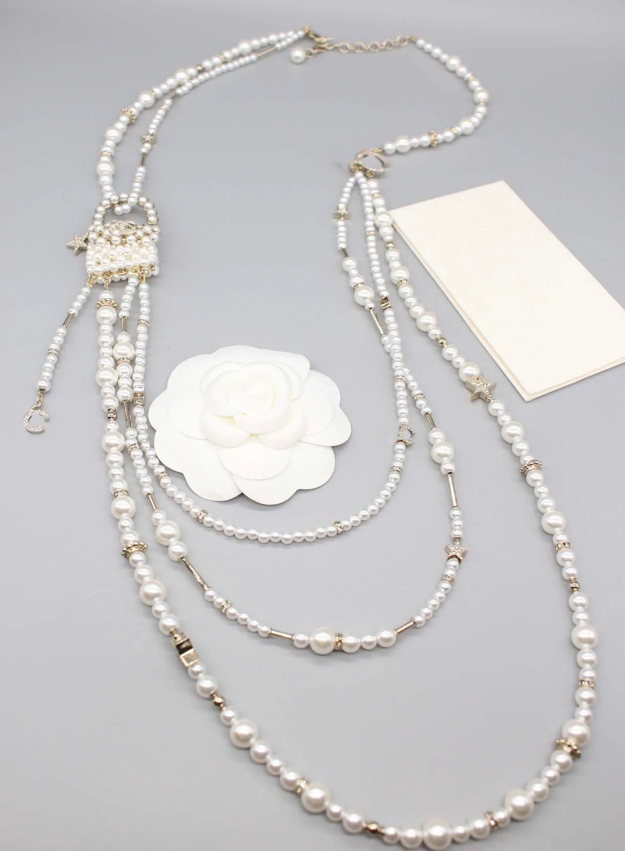 2024 Collier de pendentif de pull de chaîne longue de charme de qualité de luxe avec des perles de diamant et de coquille de nature trois couches de broche de conception PS3765A