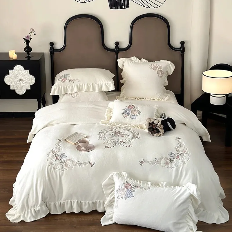 Chic Flowers Embroidery Ruffles French Princess Bedding Set Plush Warmth Velvet Fleece Duvet Cover Set Bed Sheet Pillowcases 240111
