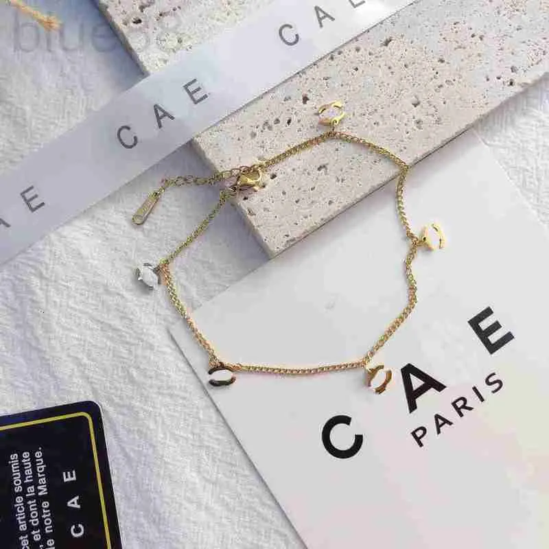 Bracelets de cheville de créateur en or pour femmes, nouveau design avec marque de bijoux, cadeau parfait pour les femmes conscientes du tempérament et du style à travers 7C07