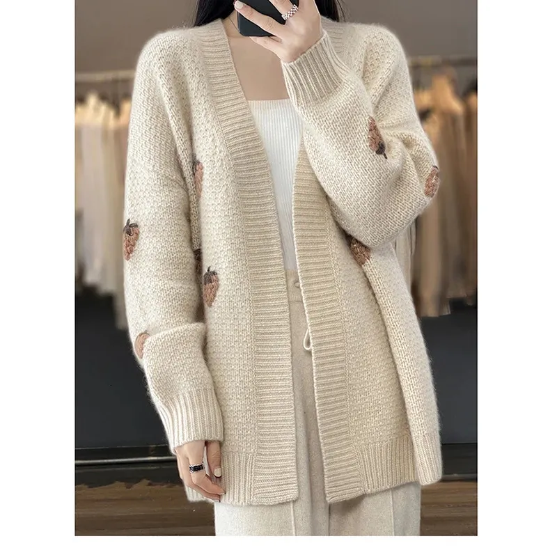 Women Strawberry Printed Sweet Cardigan Sweater Cashmere Thicken V-Neck Coat Knit Jacket Casual Sweater Coat Women Fall Winter 240111