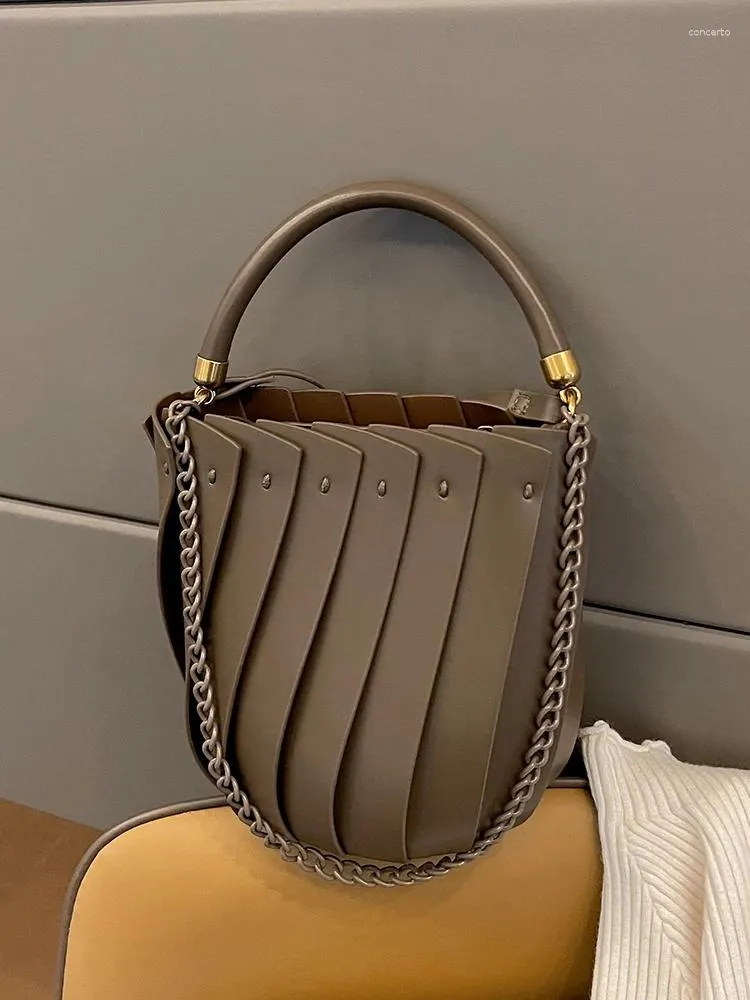 Sacos de noite Vintage Chains Bucket para Mulheres Inverno PU Couro Moda Plissada Bolsas Senhora Escritório Versátil Crossbody