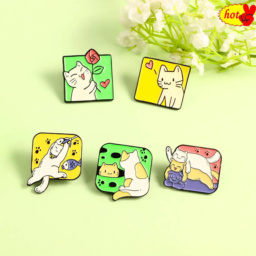 Hot Lapel Pins Cat Play Graj na huśtawce i szukaj kwiatów broszki dla kobiet zwierząt anime urocze szkodlice piny dla kobiet