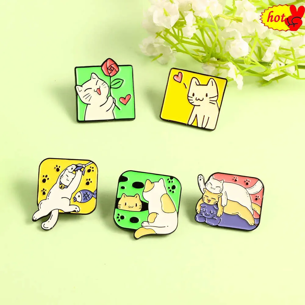 Alfinetes de lapela quentes, gato, brinca alegremente, brinca no balanço, esconde-esconde, envia broches de flores para mulheres, animais, anime, broche de esmalte fofo para mulheres