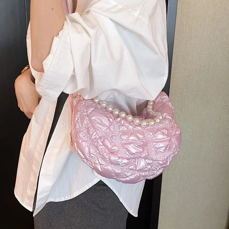 Casual Quilted Crossbody Bag for Women Pärled Sweet Trendy Design Handväskor Korean Fashion Peated Padded Påsar 240111