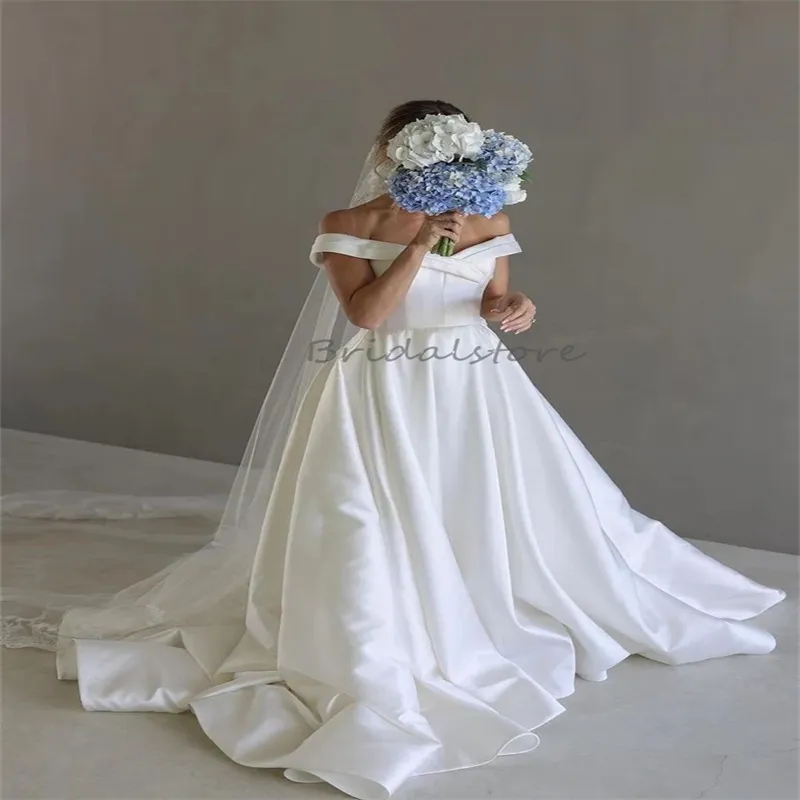 Elfenben satin elegant bröllopsklänning en linje utanför axlarna fall country boho brudklänningar med tåg prinsesse pleat mante de mariee 2024 strand brittisk vestios de novias