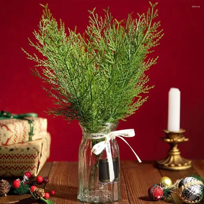 Decoratieve bloemen Kunstmatige pijnboomtakken Kerstgroen Planten Naalden Diy Cederprikkers Sprays Levering Kerstslinger Krans Ambacht