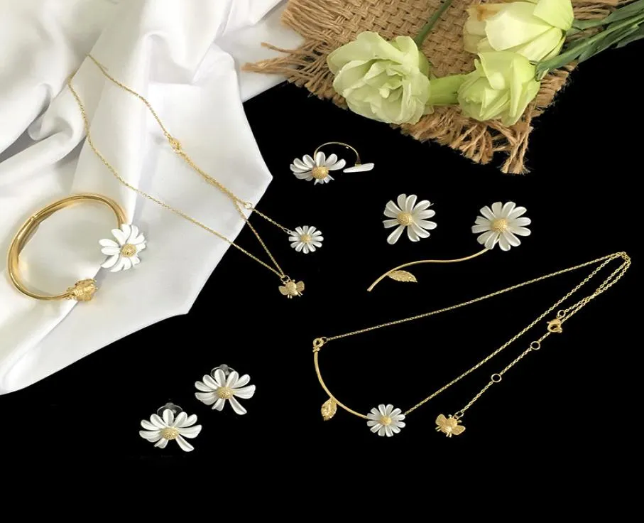 gioielli di design di lusso collana da donna margherita bianca collane con ciondolo moda fiore set di gioielli da sposa in rame con placcato oro e7922115