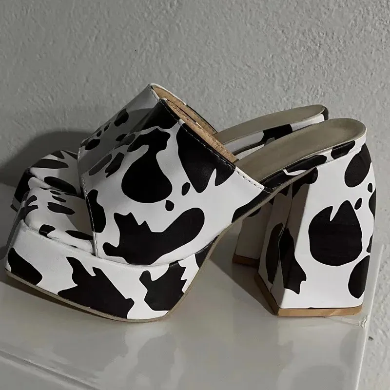 Женские коровьи тапочки с рисунками на каблуках.
