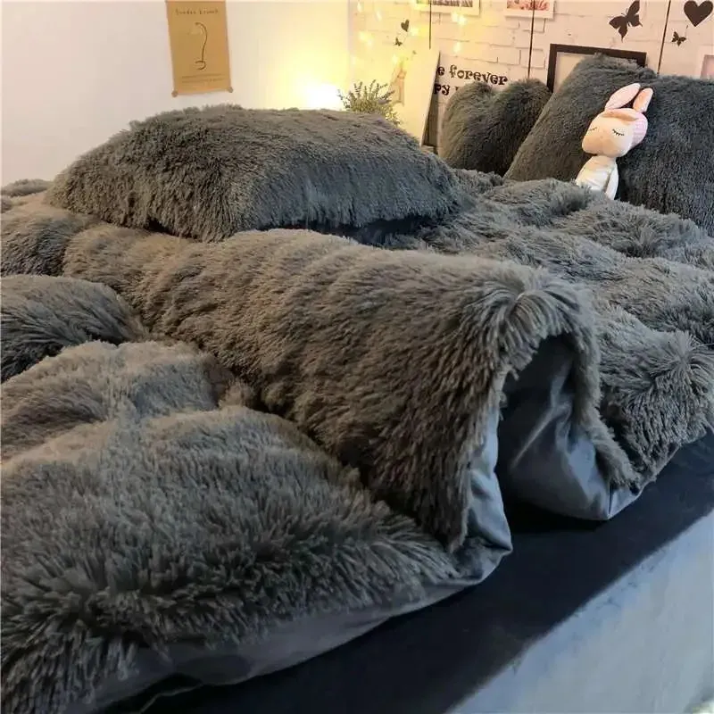 Piumino in velluto cammello da 3/4 pezzi Set di biancheria da letto matrimoniale invernale super caldo Set di lenzuola in peluche di colore solido Copripiumino 240111