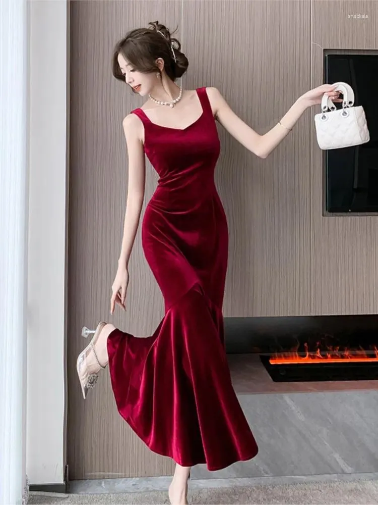 Casual Dresses Sexig rygglös slip Velvet Midi Kvinnors Autumn Winter Elegant Party Prom Dress Kvinnlig ärmlös veckad sjöjungfrukläder