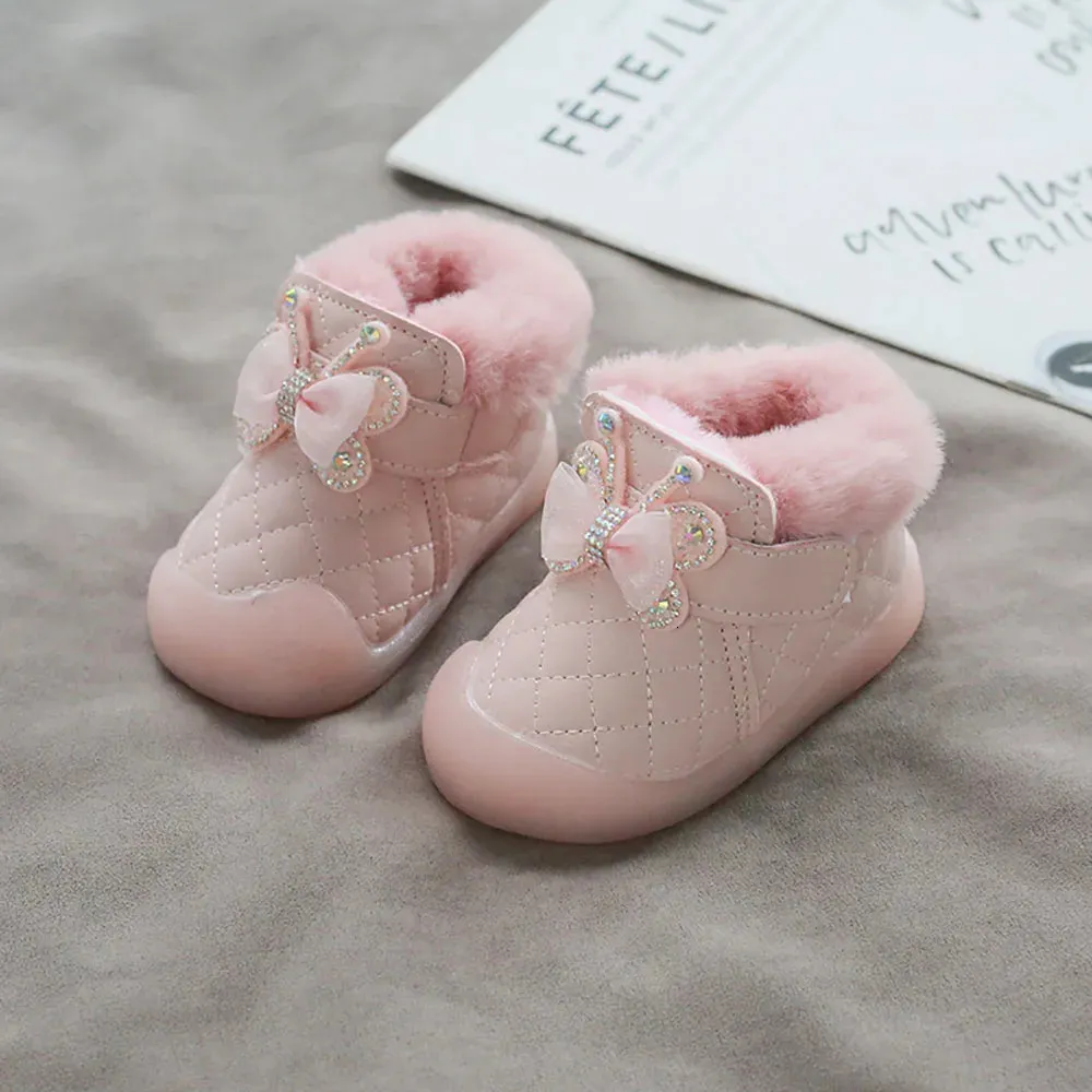 Vinter plysch småbarnskor för flickor flickor strassfjäril prinsessa första steg skor tjocka varma bomullsskor för spädbarn 240110