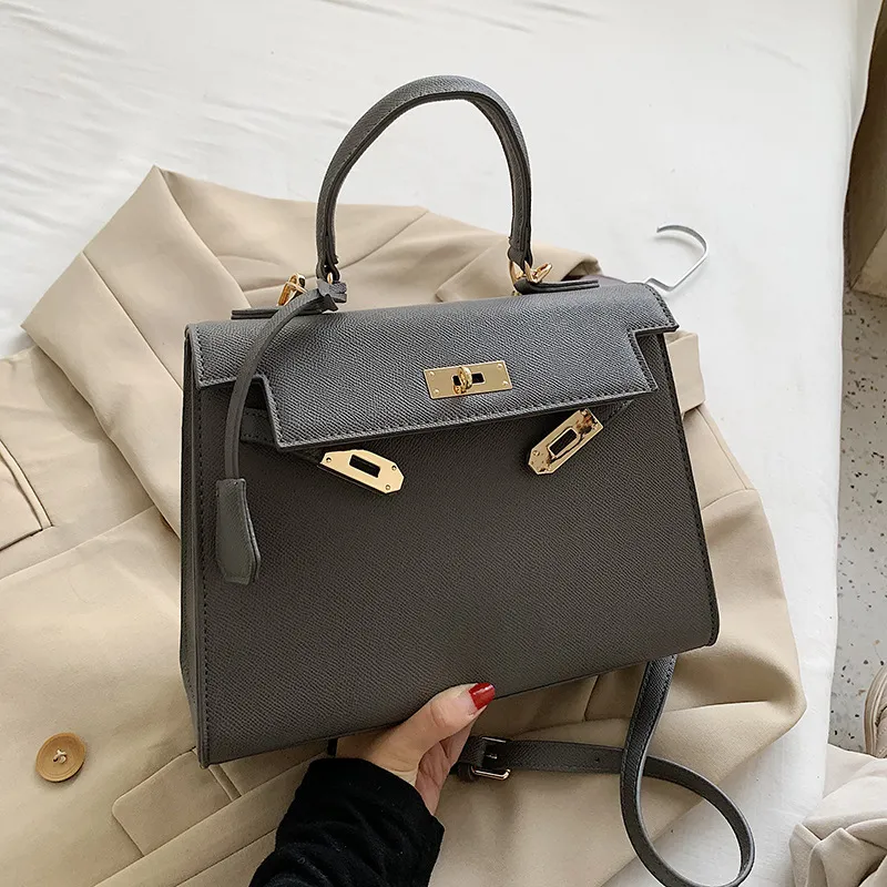 verkoop vrouwen schoudertas 6 kleuren eenvoudige en veelzijdige vaste kleur dik lederen handtas klassieke lychee handtassen elegante sfeer gouden buckle messenger tassen 8238