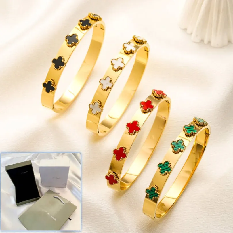 Gold Plated Luxury Clover Bangle Armband Nya kvinnor Giftarmband Fashion Style Charm Armband Rostfritt stål Högkvalitativt smycken med Box Boutique Armband